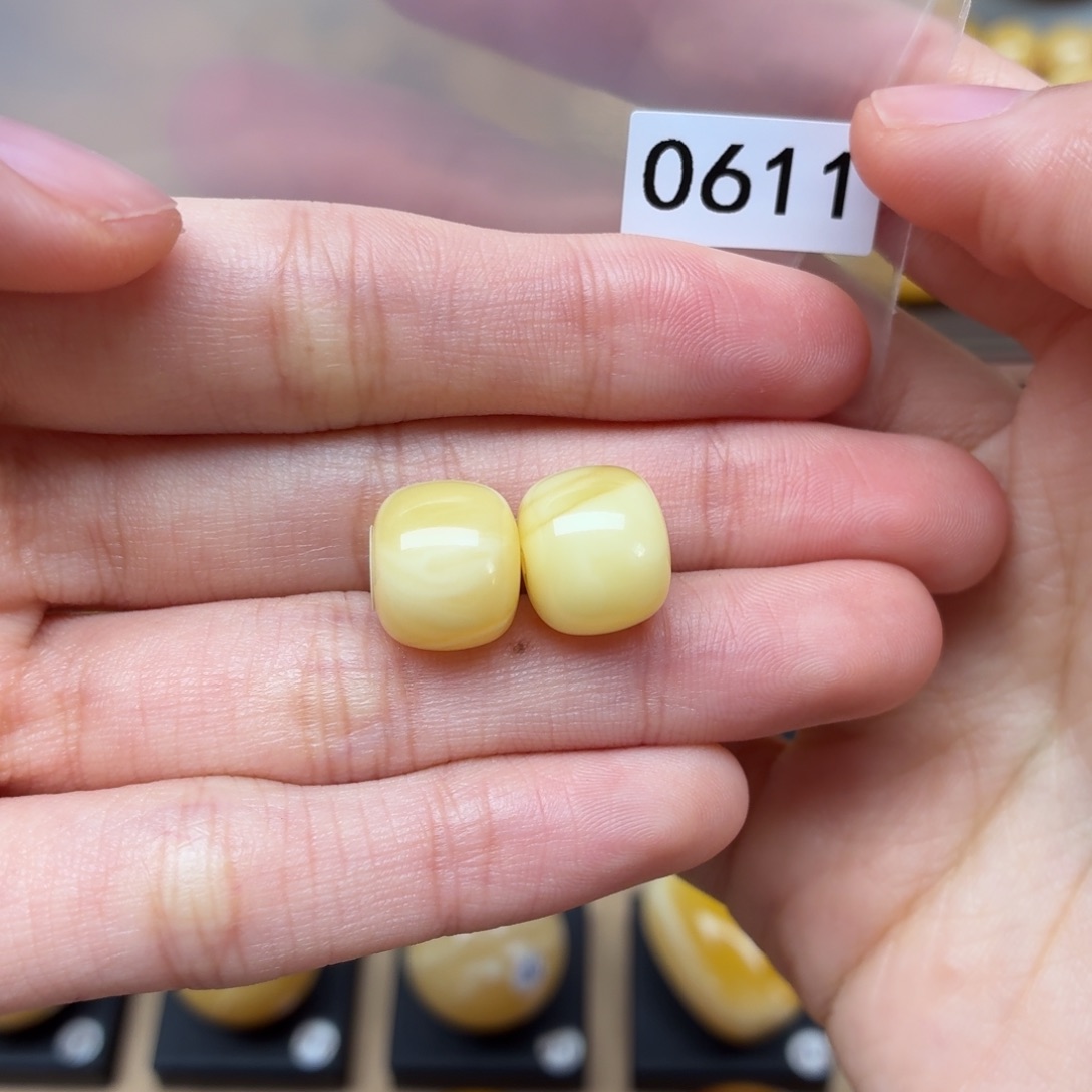 我***谁琥珀未镶嵌裸石蜜蜡微瑕