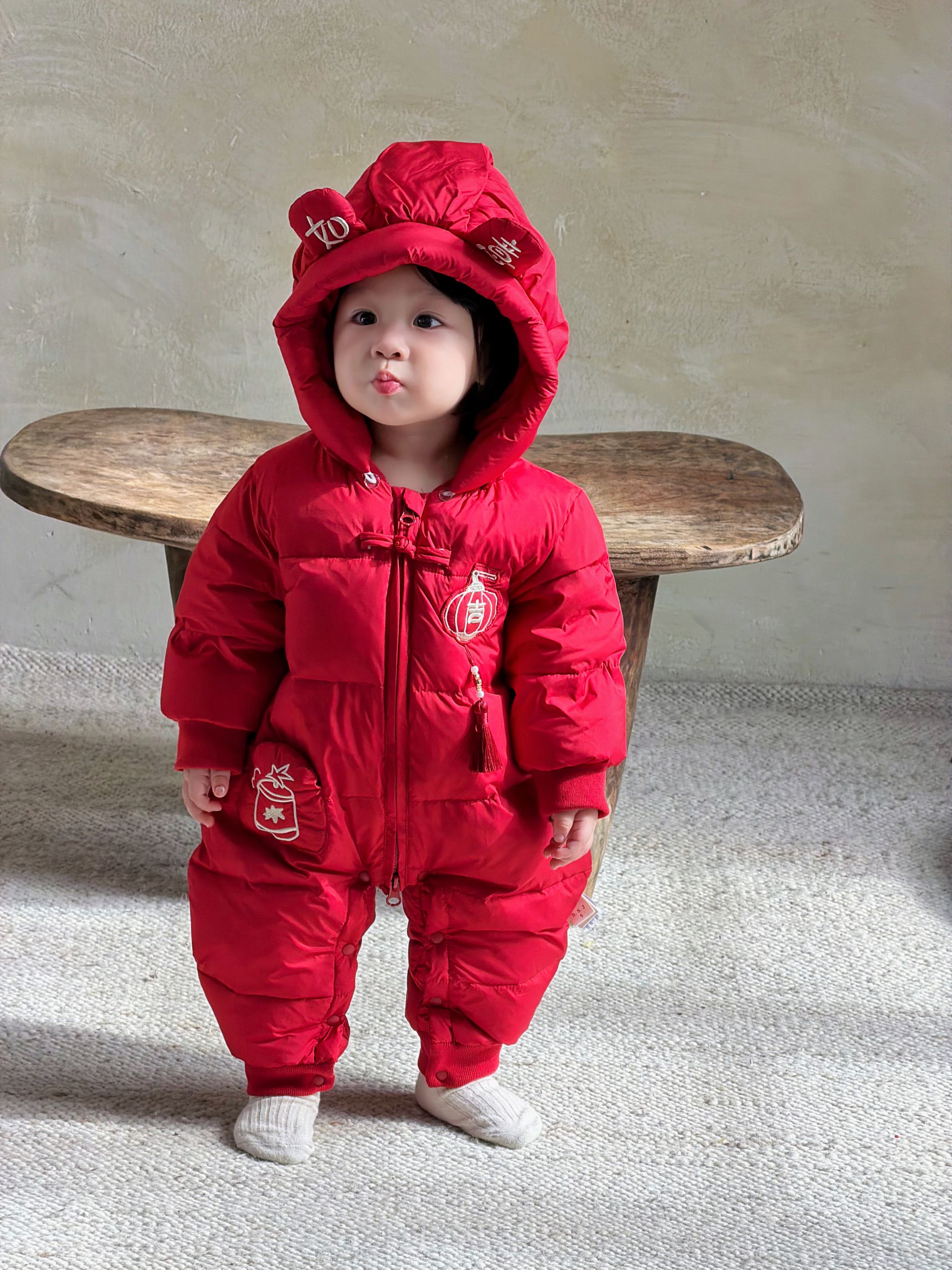 【90白鸭绒】2026新款红色婴幼儿冬季保暖羽绒服连体衣小灯笼爬服