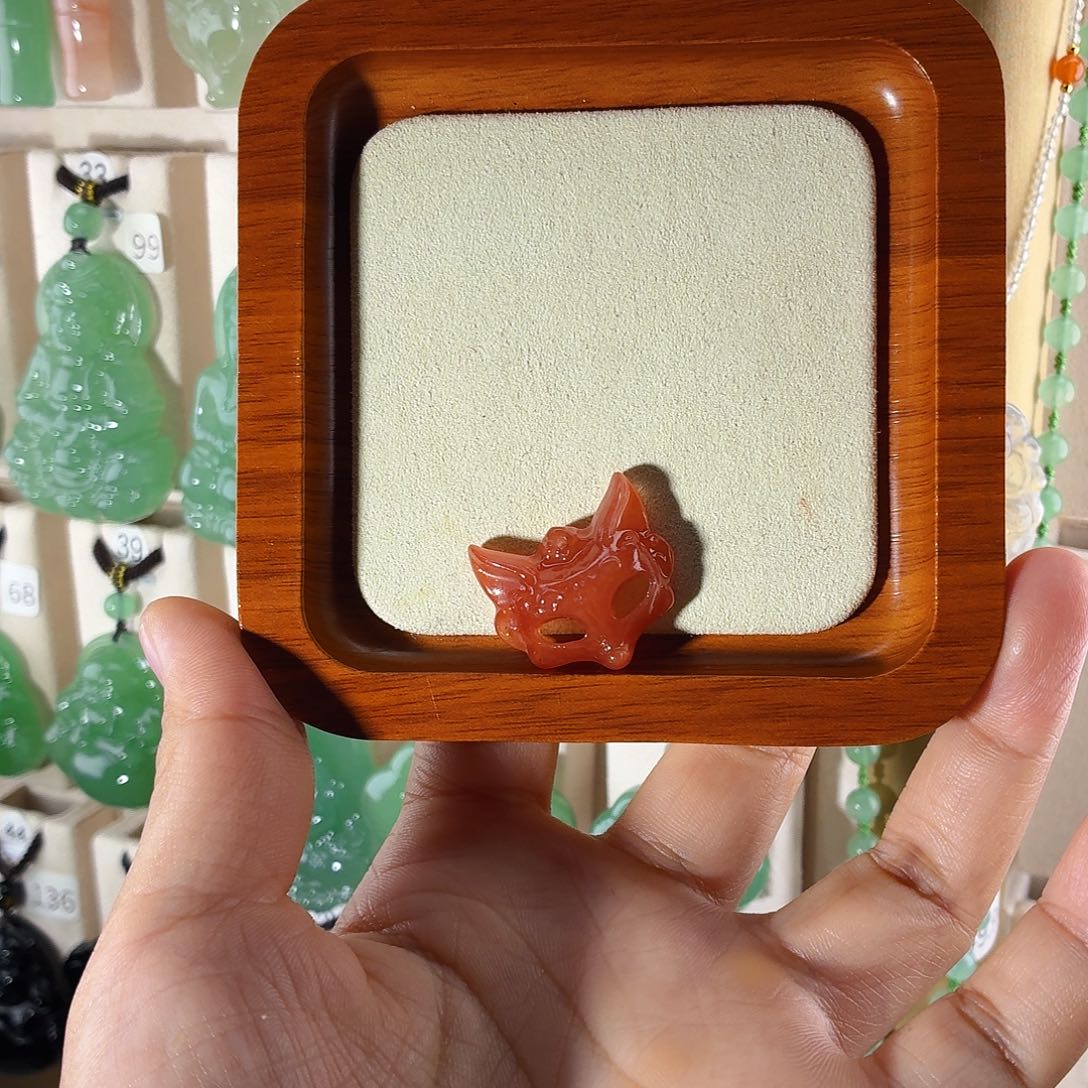 *****石英质玉（金丝玉）未镶嵌颈饰