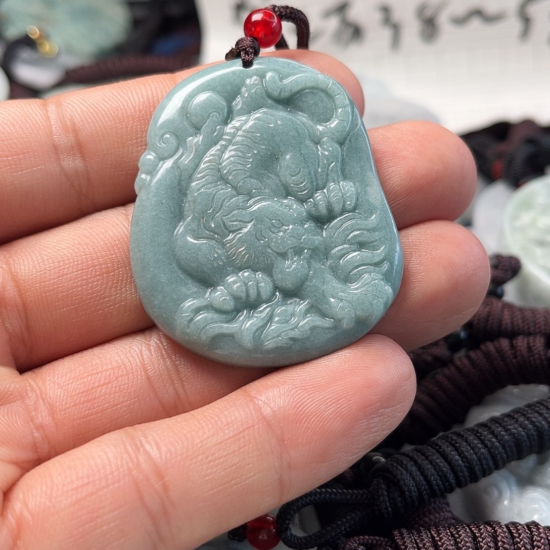 翡翠吊坠(赠链)未镶嵌