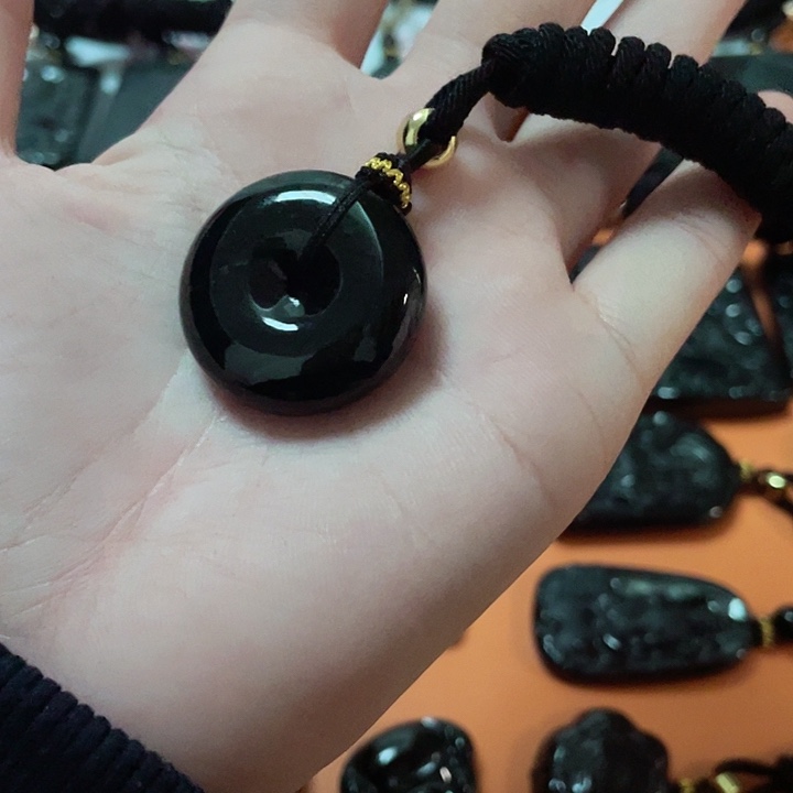 翡翠颈饰未镶嵌小**冷