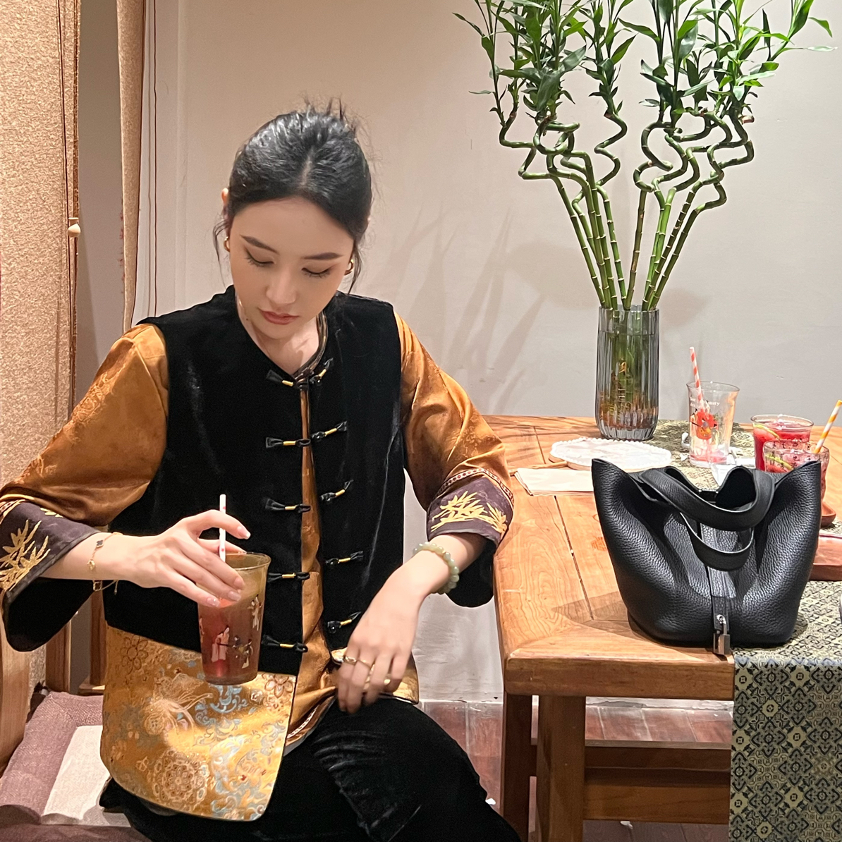 LlLl【锦绣】新中式丝绒马甲上衣圆领单排扣缎面拼接下摆高级时髦