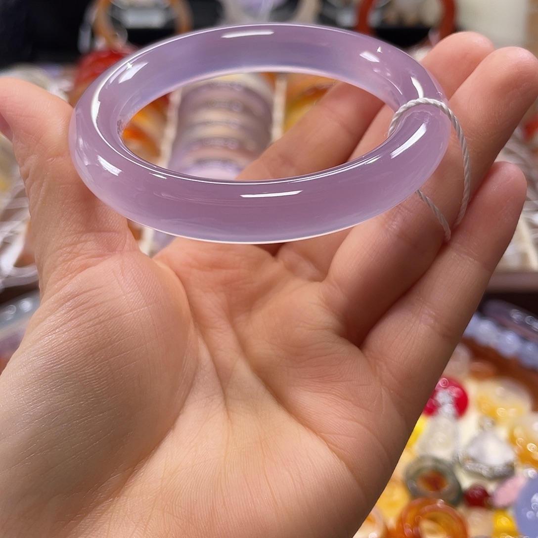 梅***玛瑙/玉髓未镶嵌手镯不同角度不同光线下色不同