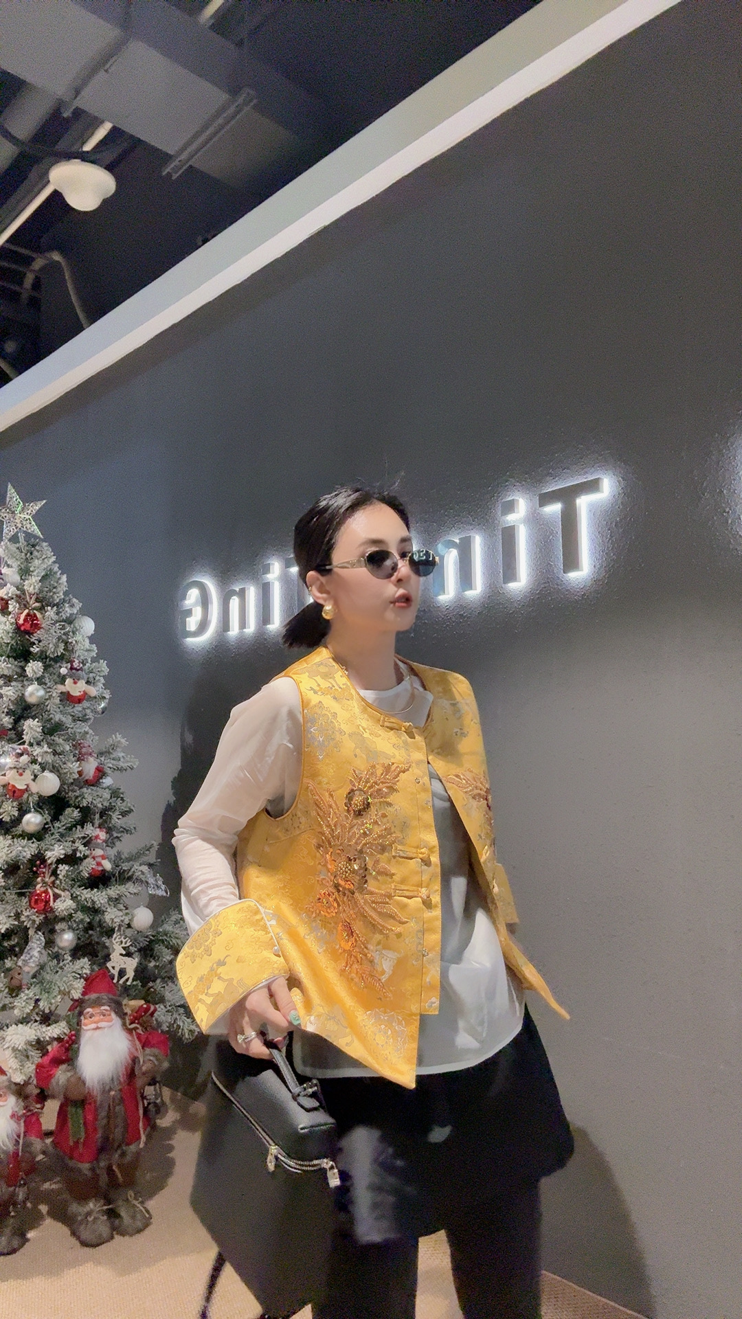 6013：春季上衣女圆领新中式真两件套提花马夹刺绣