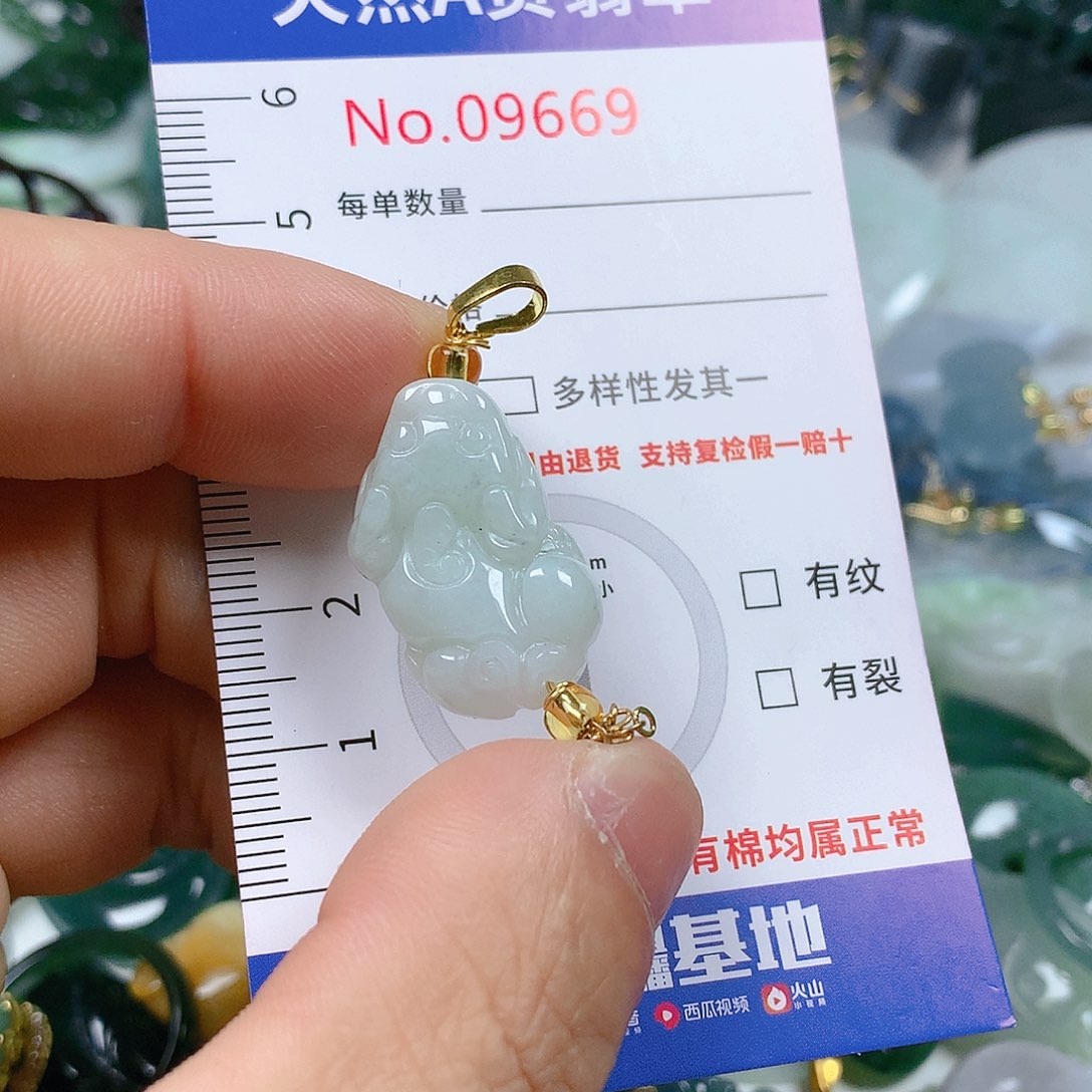 翡翠颈饰未镶嵌天然翡翠