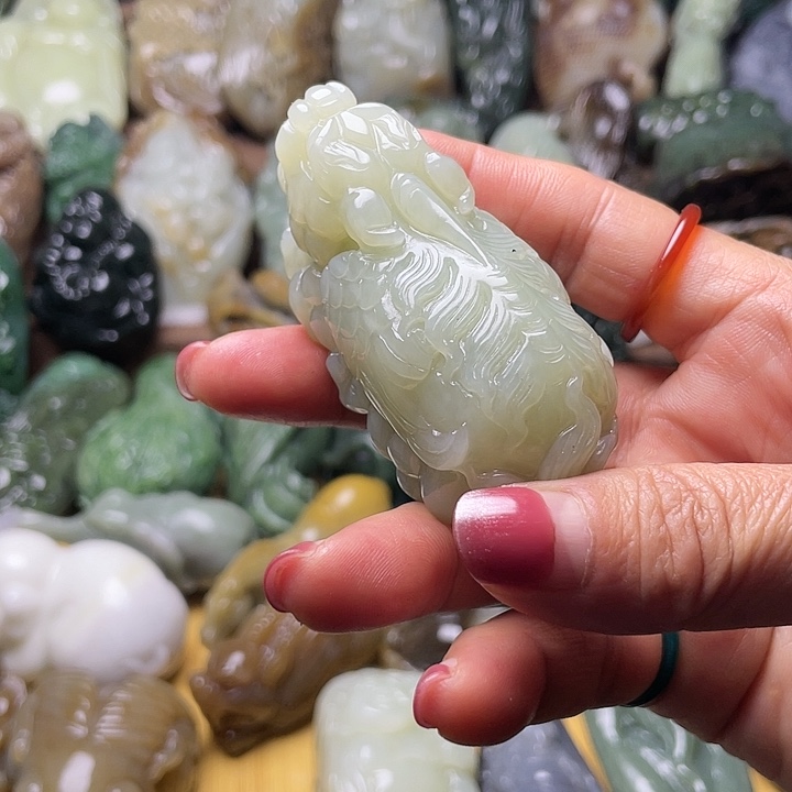 余***生和田玉未镶嵌颈饰