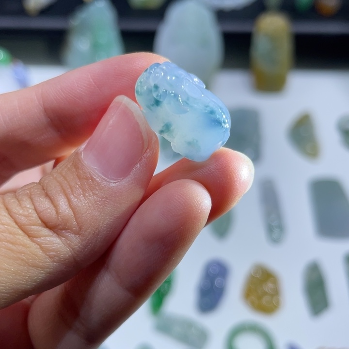 翡翠未镶嵌颈饰皮皮