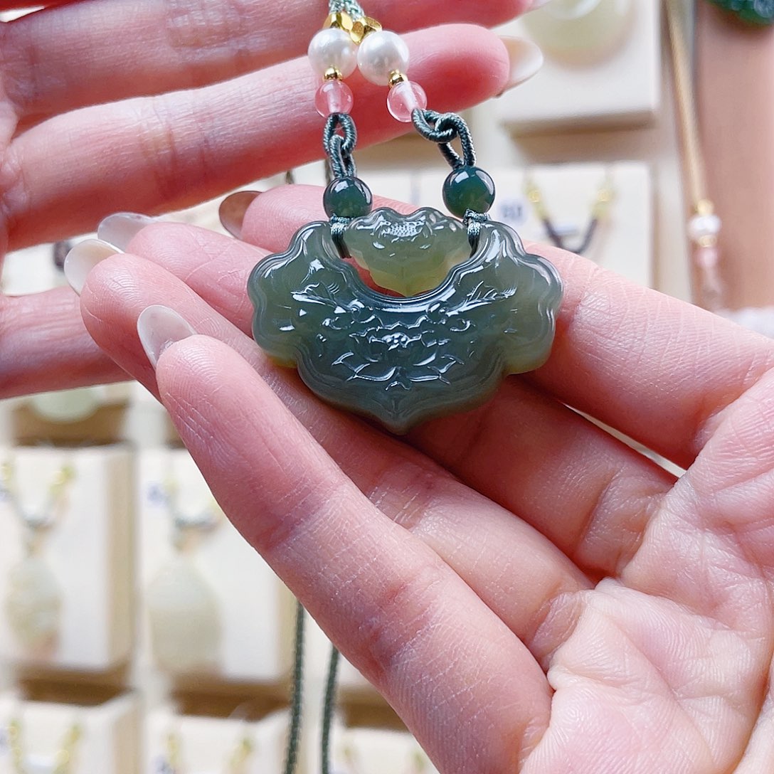 杨***漾和田玉未镶嵌吊坠(赠链)