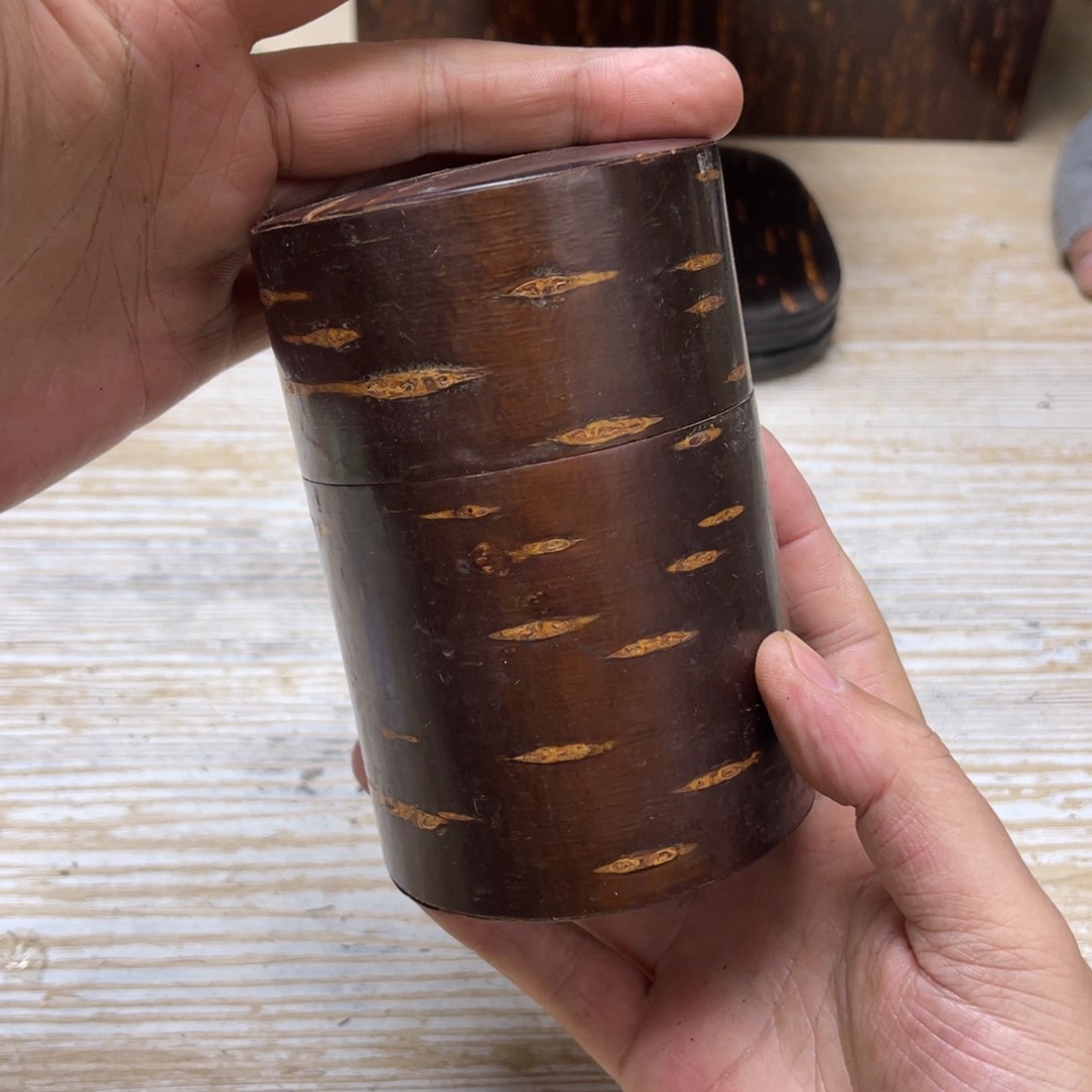 瓷片赏**钧密密麻麻地排列着一个