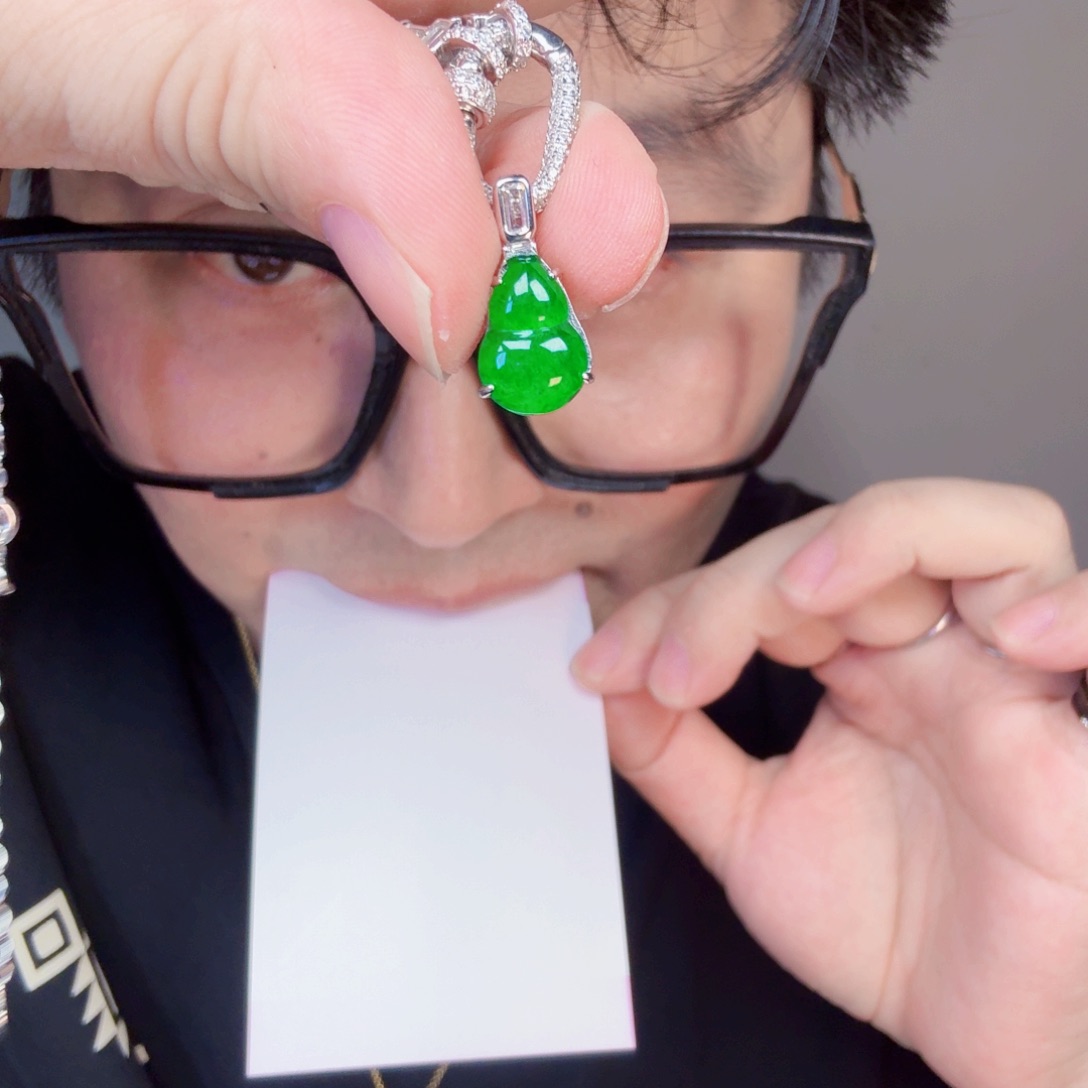 翡翠未镶嵌颈饰一件