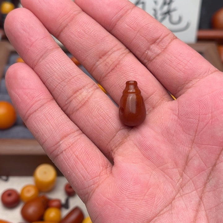 孙***博琥珀未镶嵌裸石蜜蜡三通