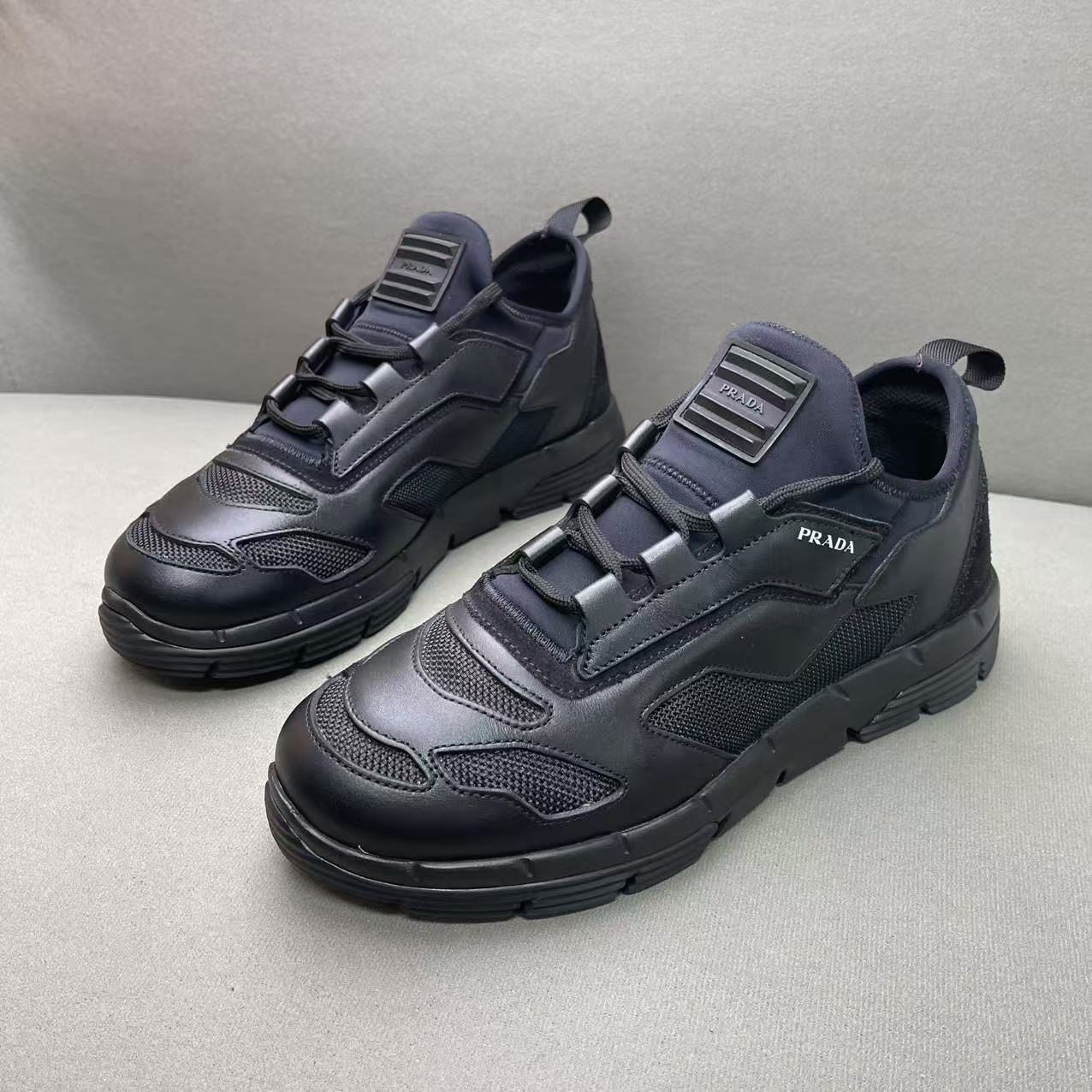 99新 Prada/普拉达 黑色皮面侧边logo时尚百搭透气运动鞋 39.5码