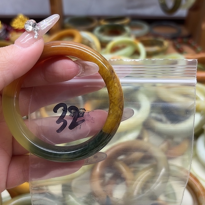 南***椒蛇纹石玉未镶嵌珠宝半成品