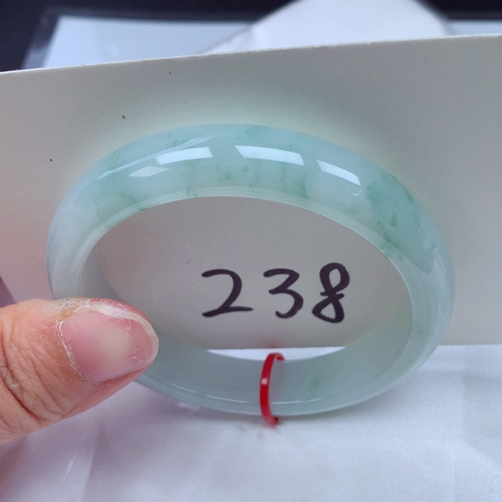 翡翠手镯未镶嵌翡翠