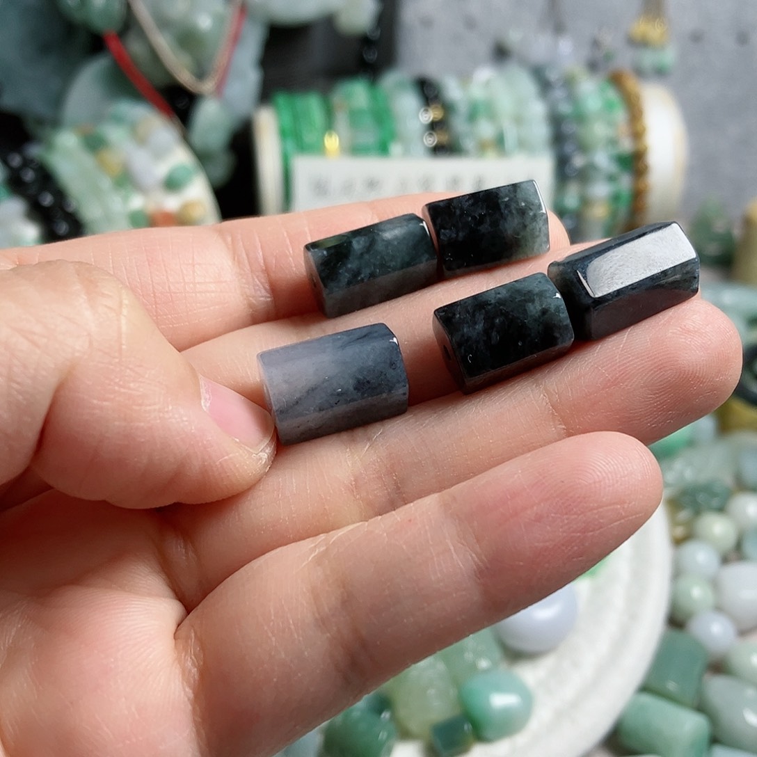 翡翠颈饰未镶嵌六棱柱桶珠