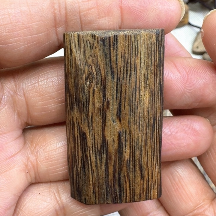 沉香沉香碎屑项****）无事牌9.3克