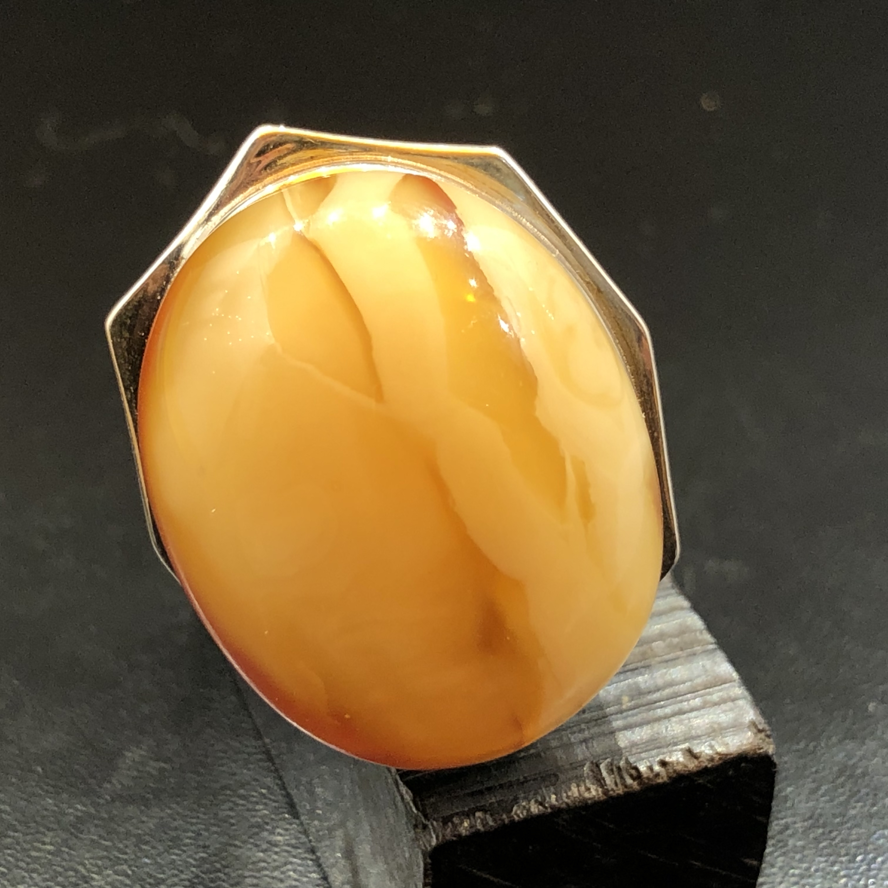 原生态虎皮纹蜜蜡戒指。