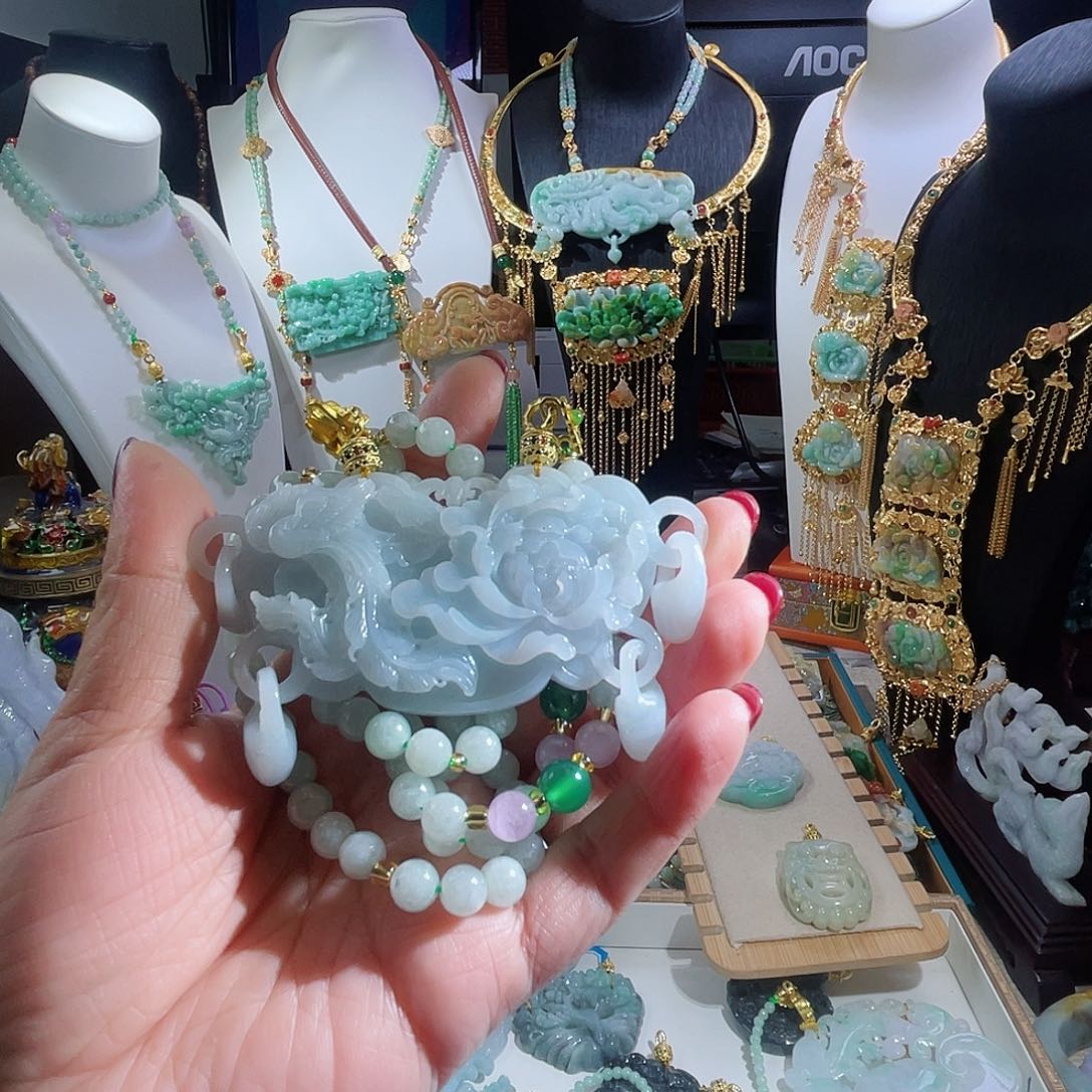 翡翠颈饰未镶嵌广****业翡翠冰凤穿牡丹四拉欢吊坠