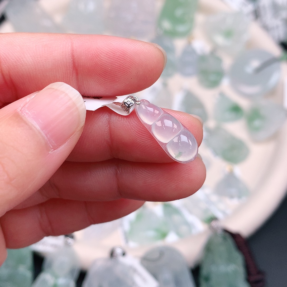 翡翠颈饰18K金镶嵌冰胶飘绿小豆18.9+8.9*3.8