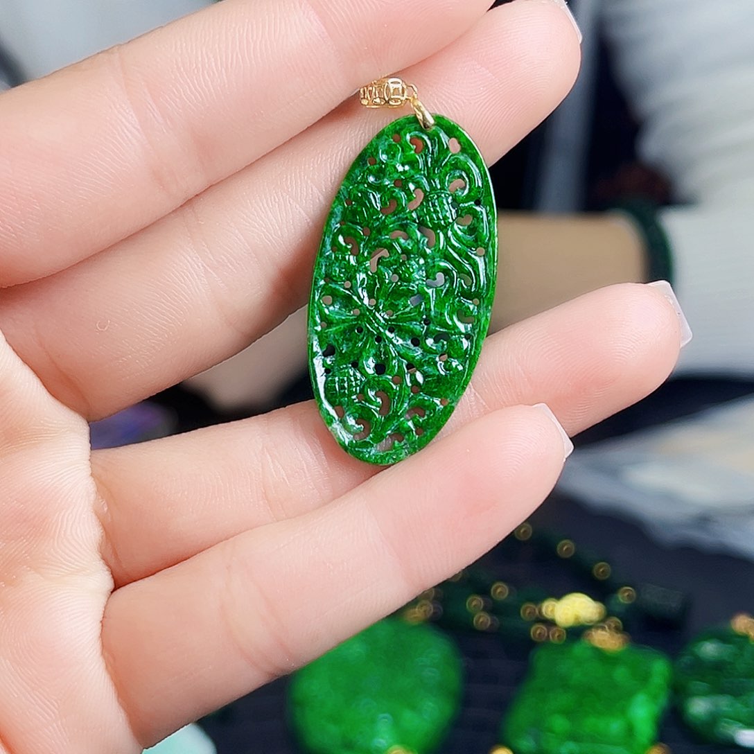 颈饰18K金镶嵌翡翠多样性