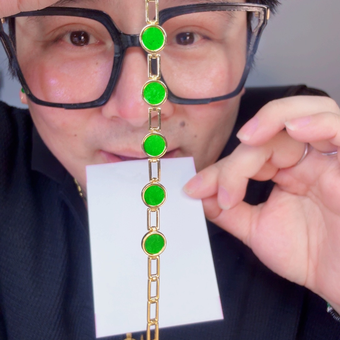 翡翠未镶嵌颈饰一件