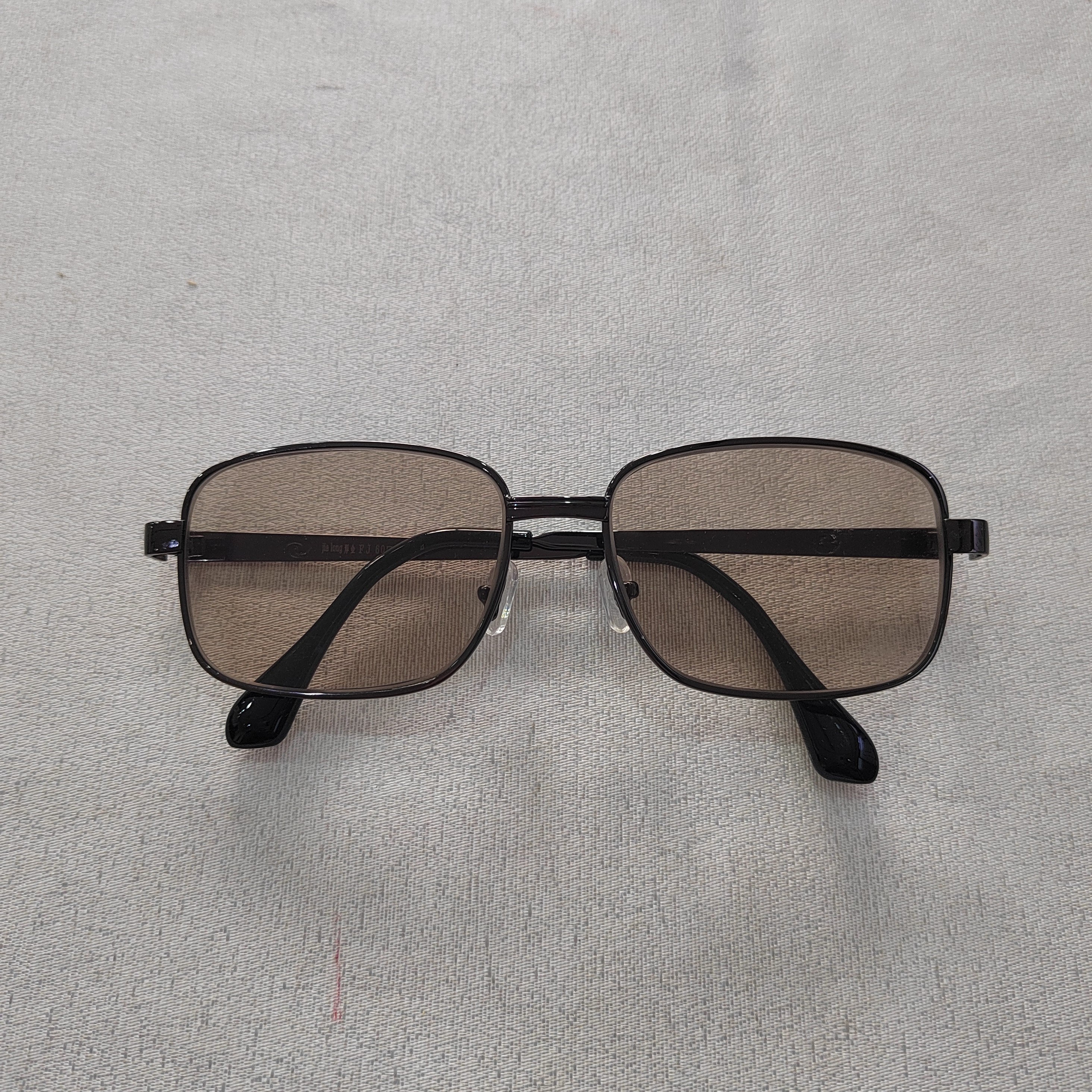 淡茶色全框眼镜，上下尺寸4.6cm左右尺寸6.0cm，镜片厚度2.5mm