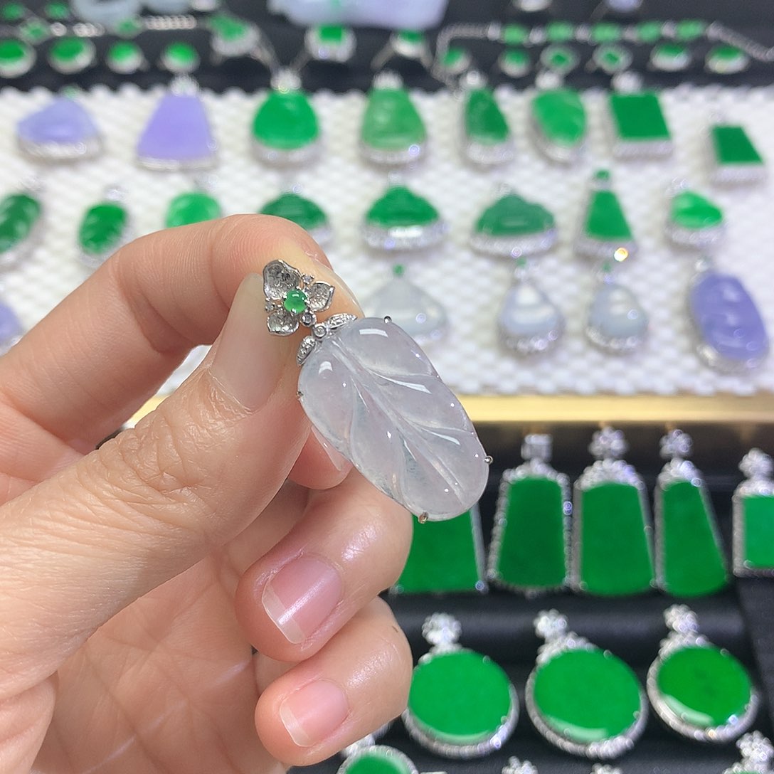 颈饰18K金镶嵌翡翠吊坠