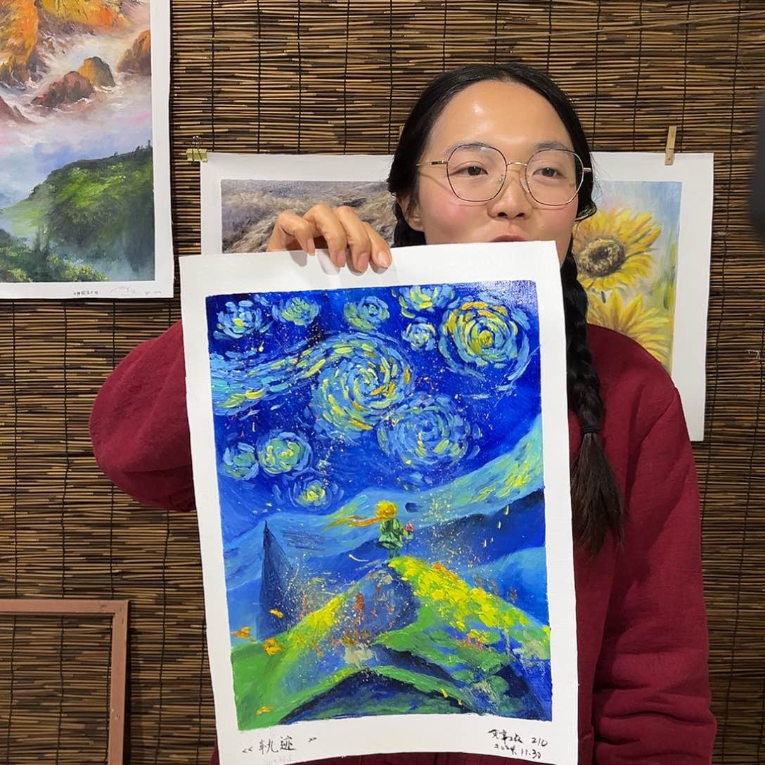 油画行路人小院绘画作品