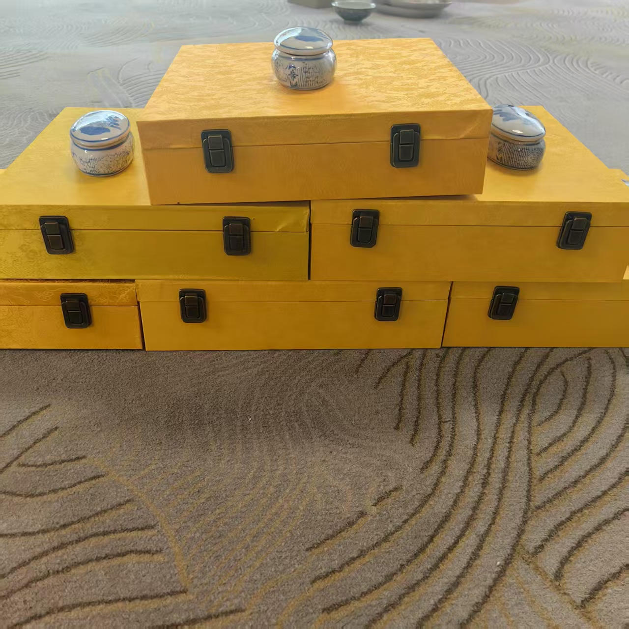 11111青花盖盒+广彩赏盘【其中一套】