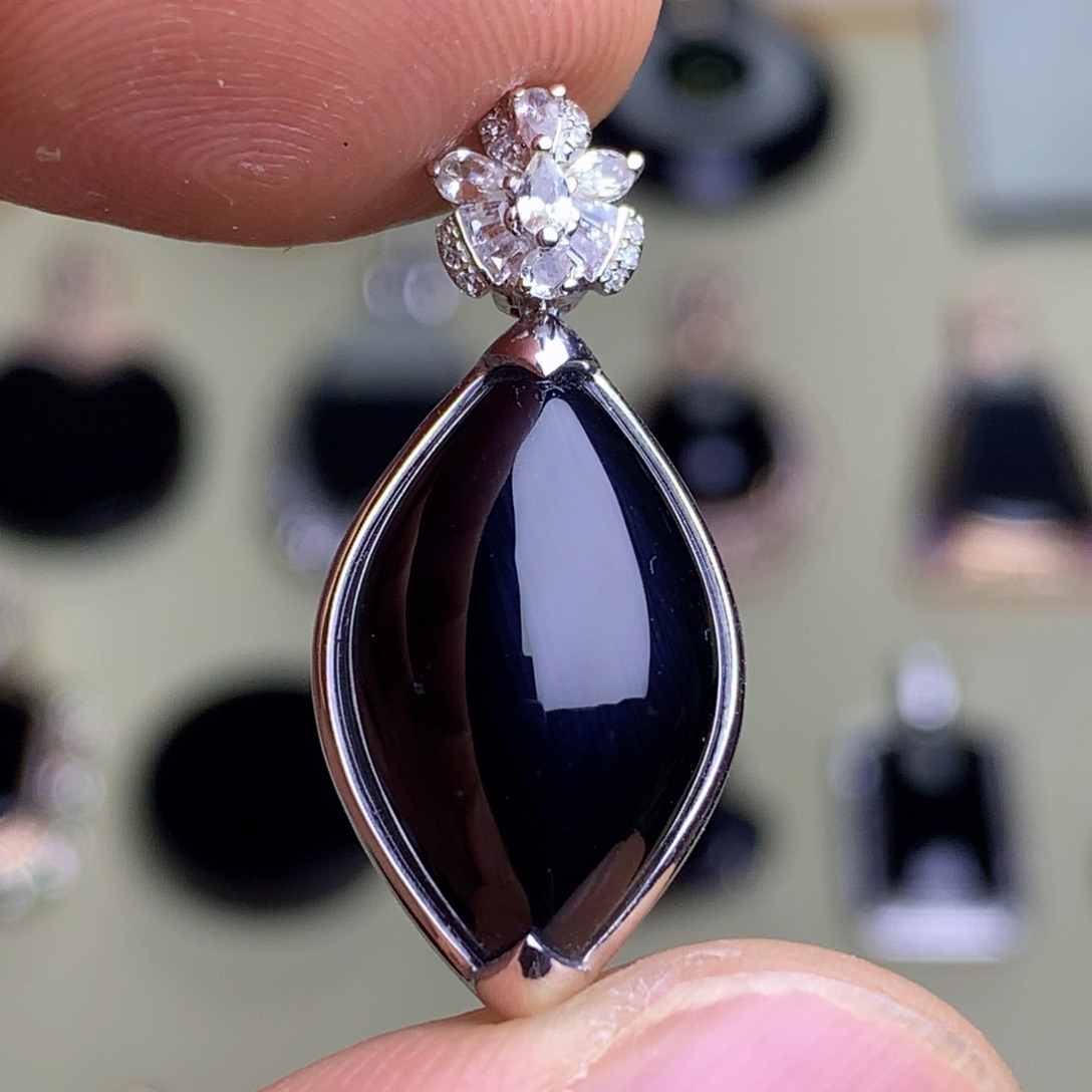 颈饰18K金镶嵌翡翠墨翠吊坠