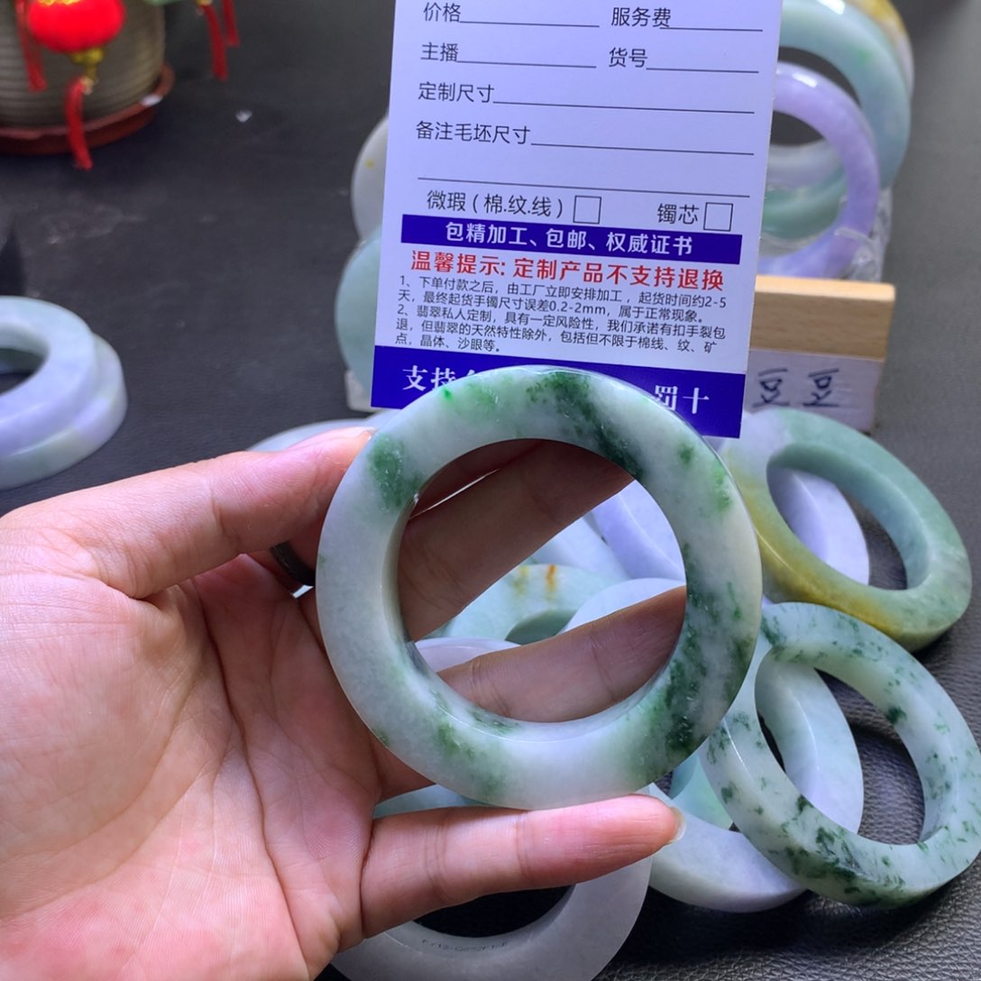 未镶嵌翡翠定制翡翠大**牛