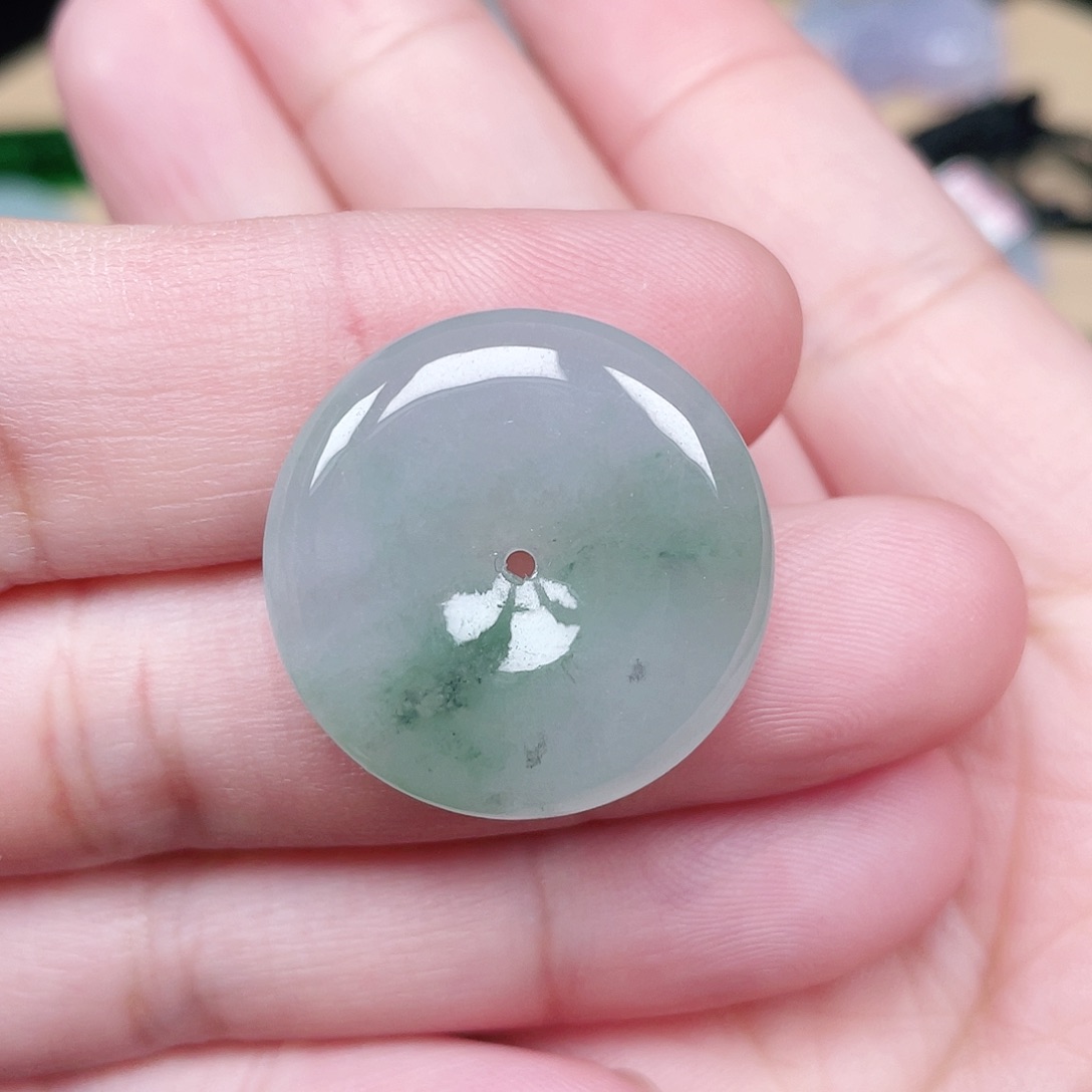 翡翠颈饰未镶嵌平安扣