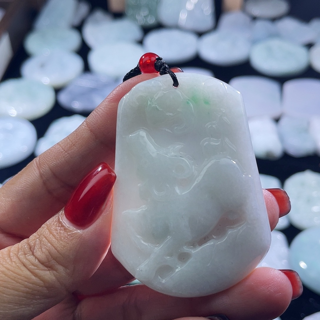 翡翠未镶嵌颈饰牛