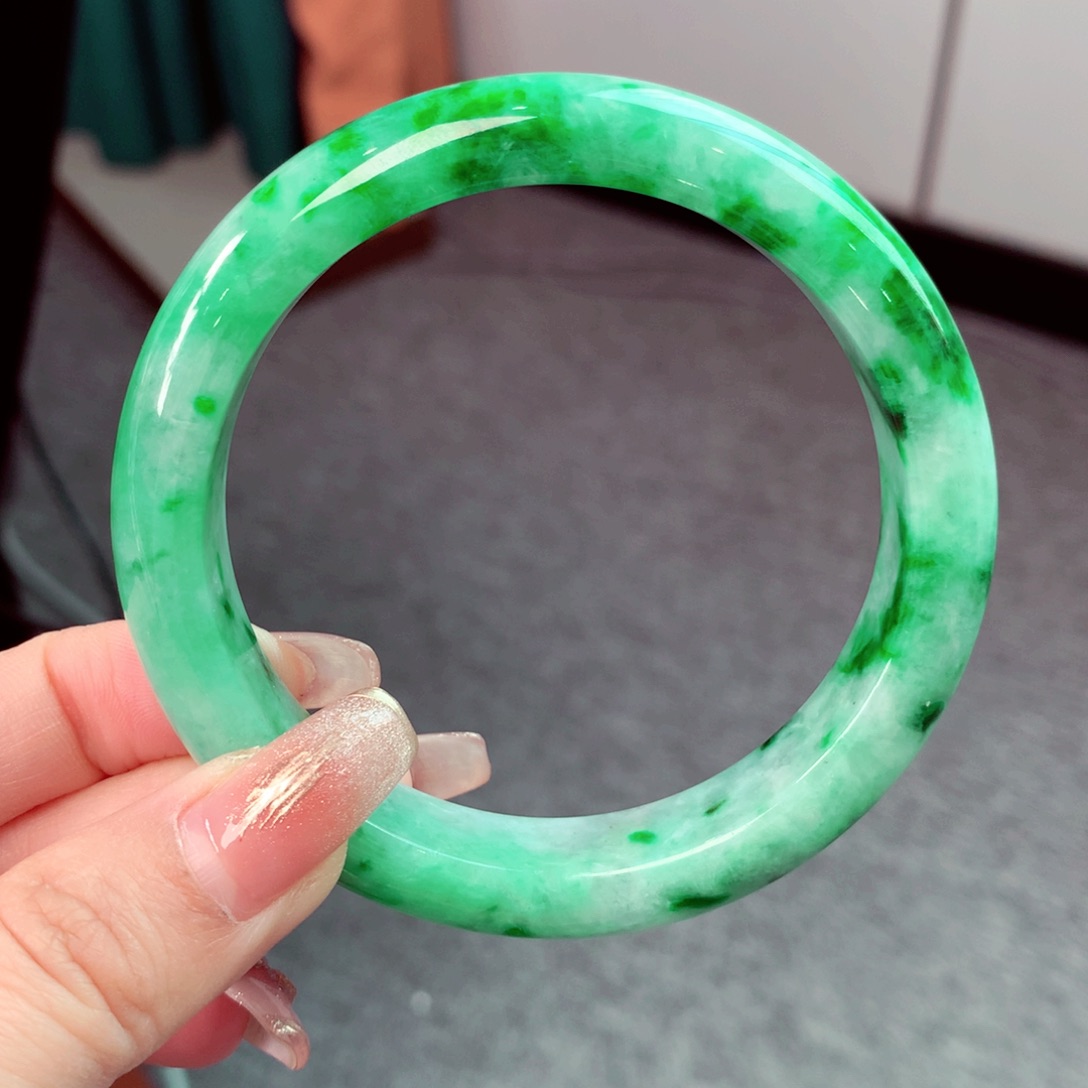 翡翠手镯未镶嵌翡翠