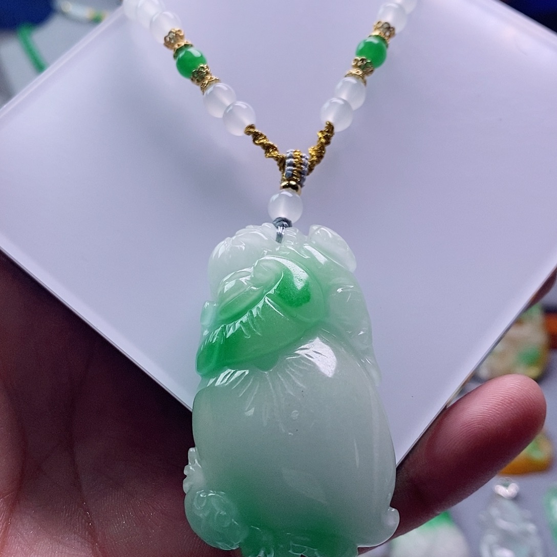 翡翠未镶嵌吊坠(赠链)