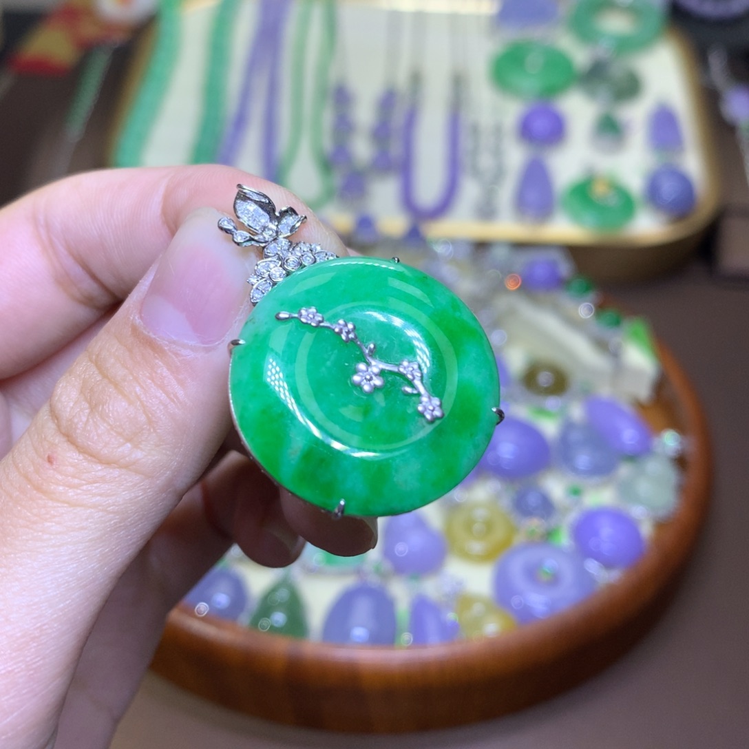 翡翠18K金镶嵌颈饰翡翠