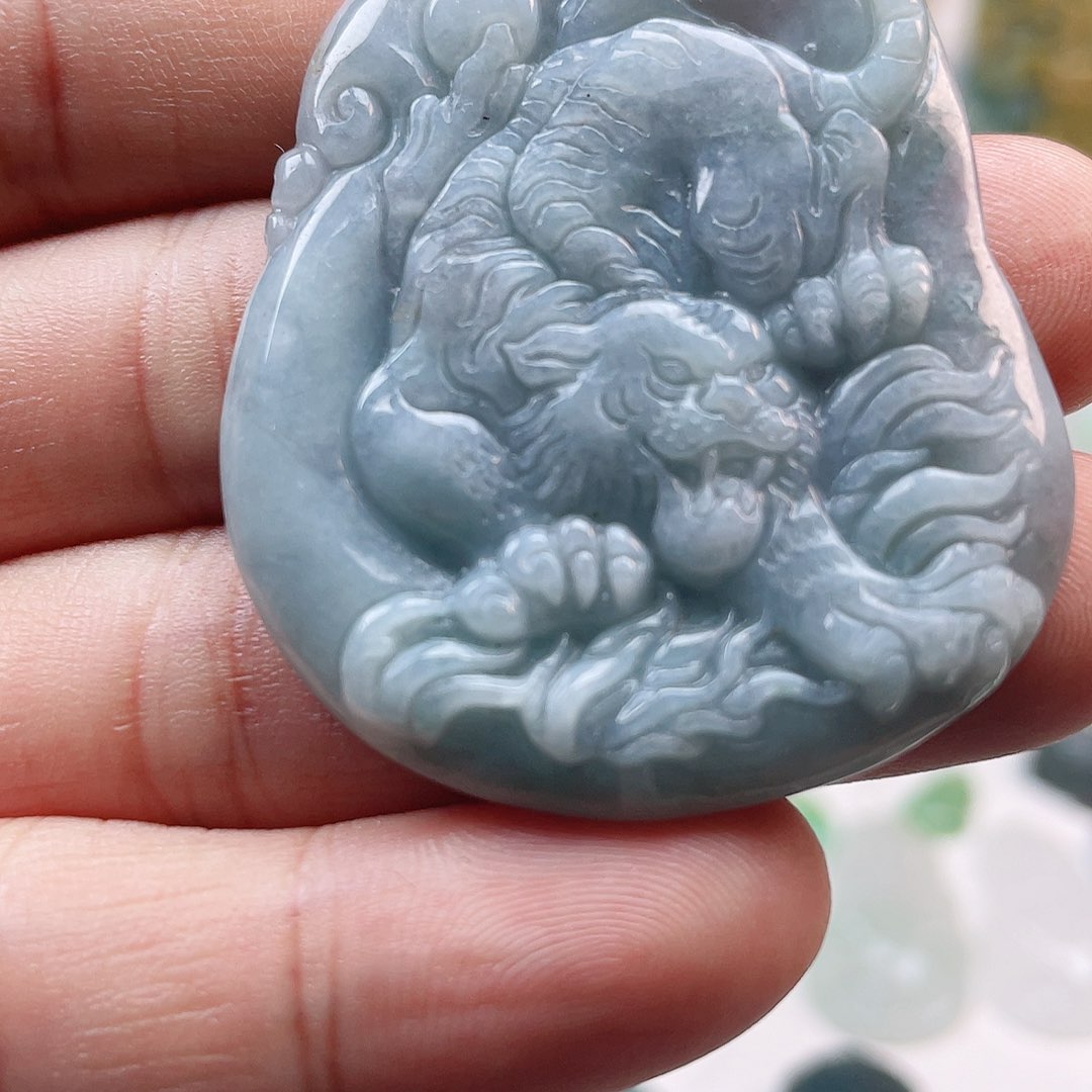 翡翠颈饰未镶嵌老虎