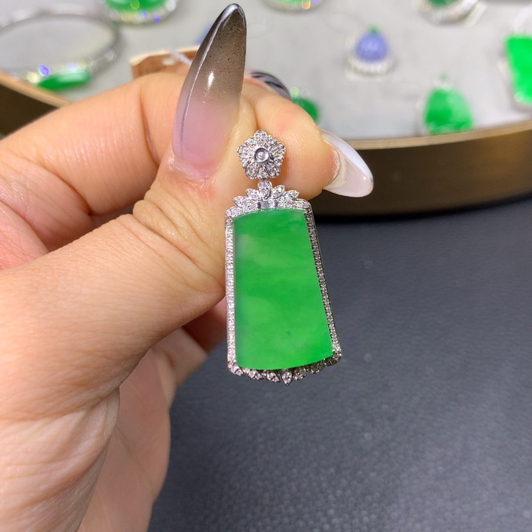 翡翠颈饰18K金镶嵌?*虹翡翠