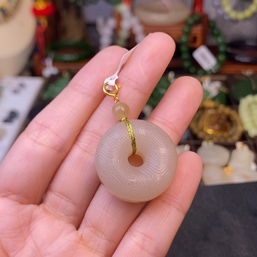 和田玉熟藕粉老料18.K金平安扣吊坠清货价未镶嵌