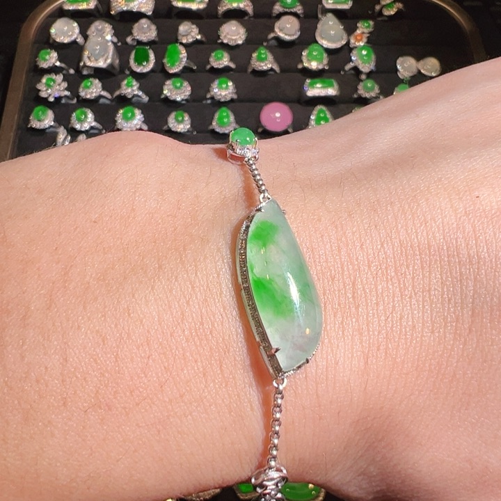 颈饰18K金镶嵌翡翠