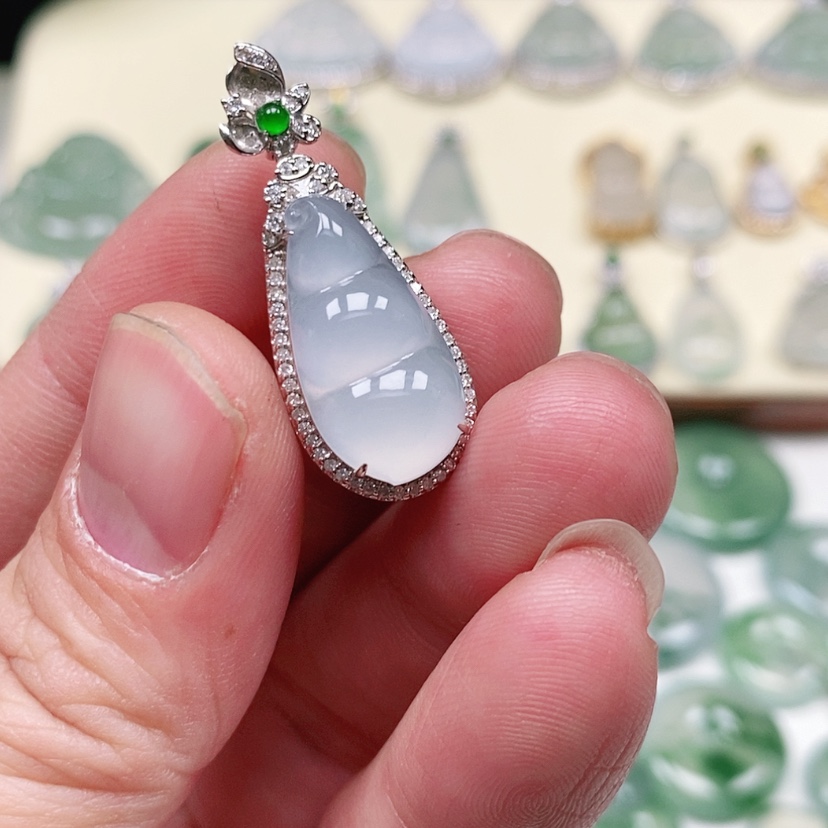 【闪购商品】颈饰18K金镶嵌翡翠荟