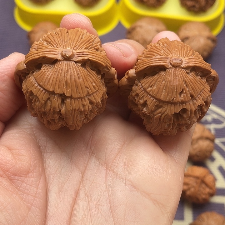 核桃文玩核桃雕刻白狮子