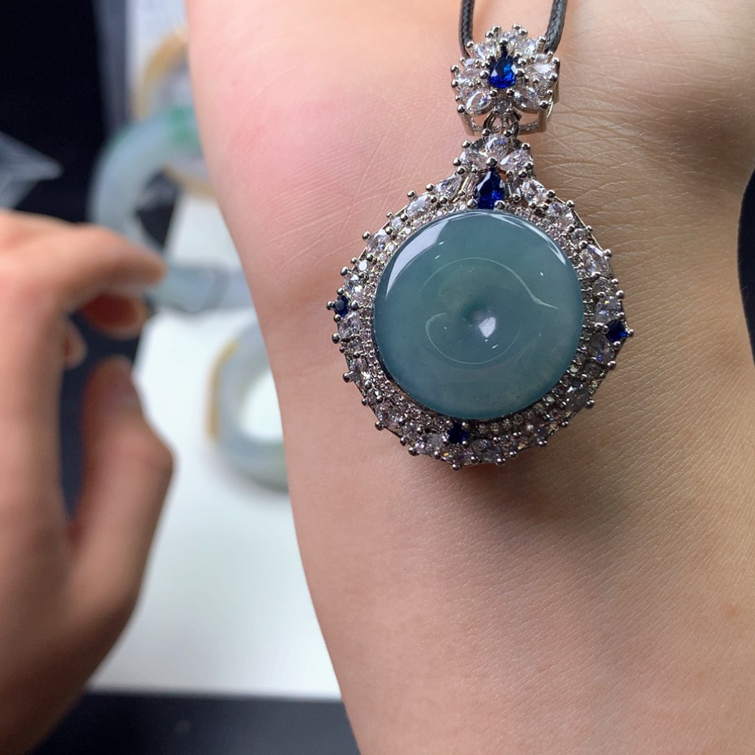 翡翠未镶嵌颈饰平安扣