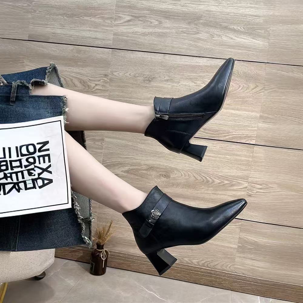 C1393 黑色 时尚气质粗跟尖头真皮短靴 时装靴