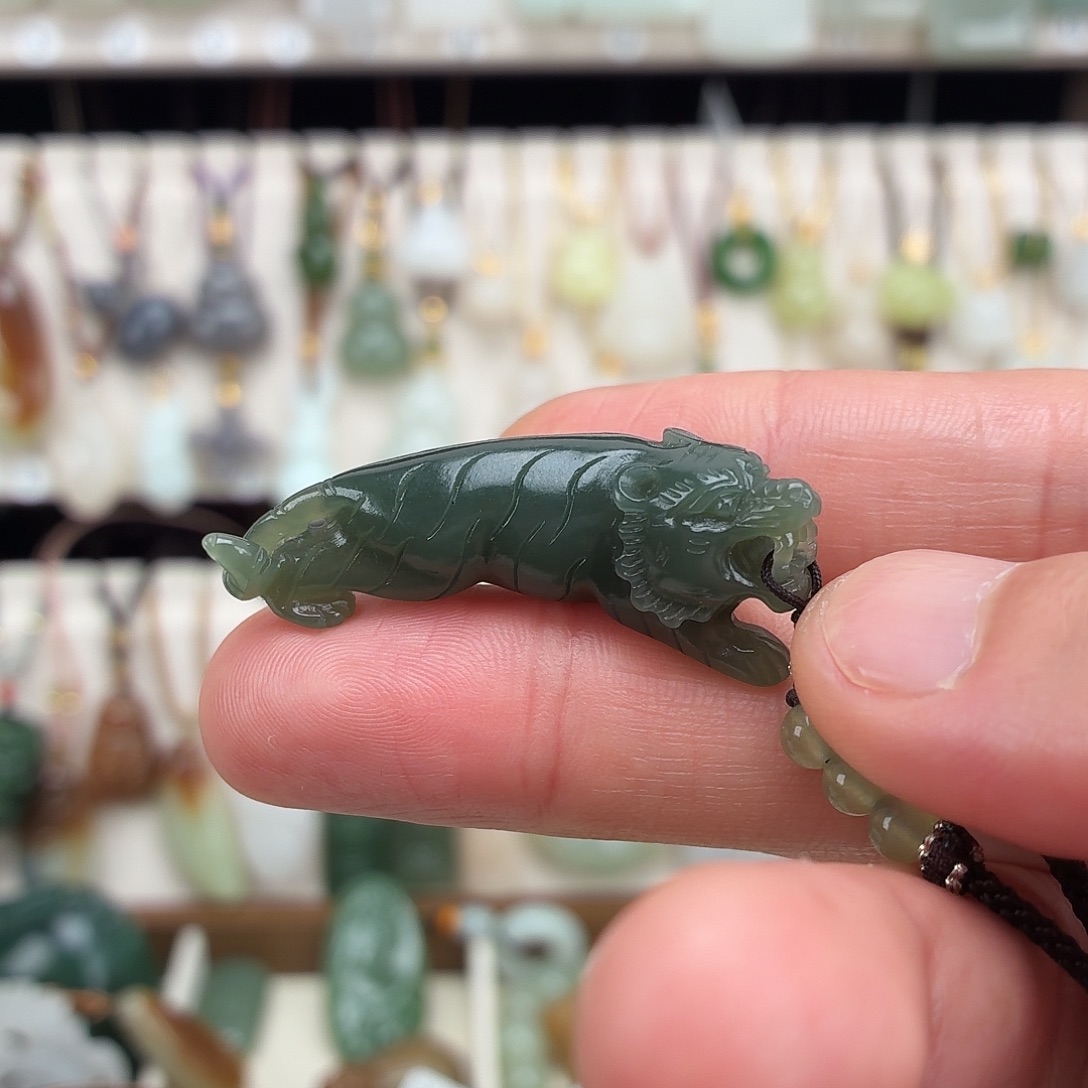 和田玉未镶嵌颈饰天然和田玉手工雕刻生肖老虎吊坠