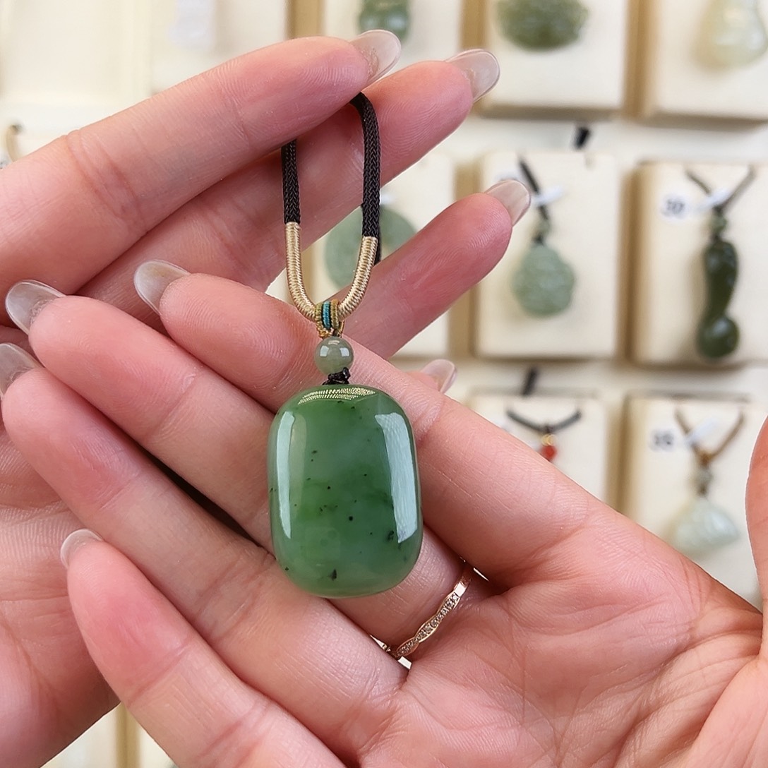 天***莉和田玉未镶嵌颈饰