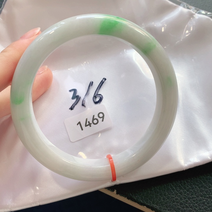 翡翠手镯未镶嵌天然翡翠手镯