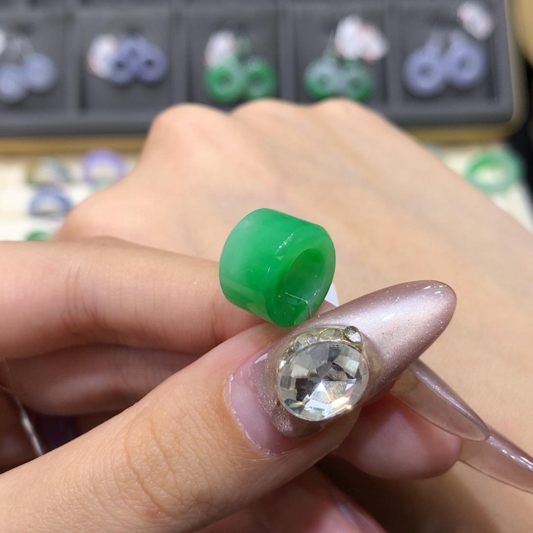 翡翠戒指未镶嵌路路通