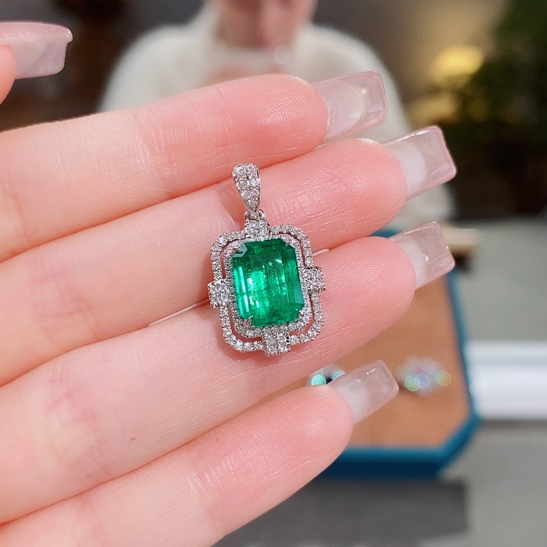 祖母绿颈饰18K金镶嵌2.72ct微油vvg吉尔德