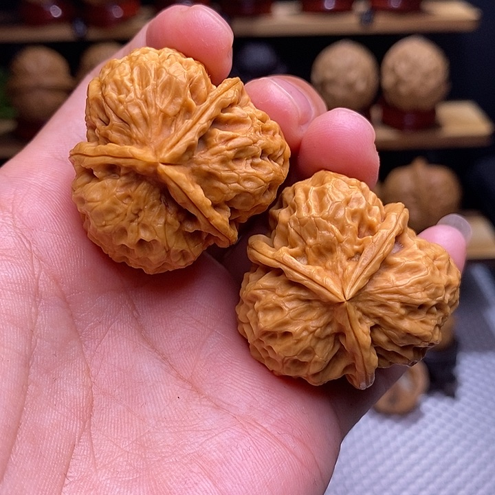 文玩核桃吊坠梅花三棱9
